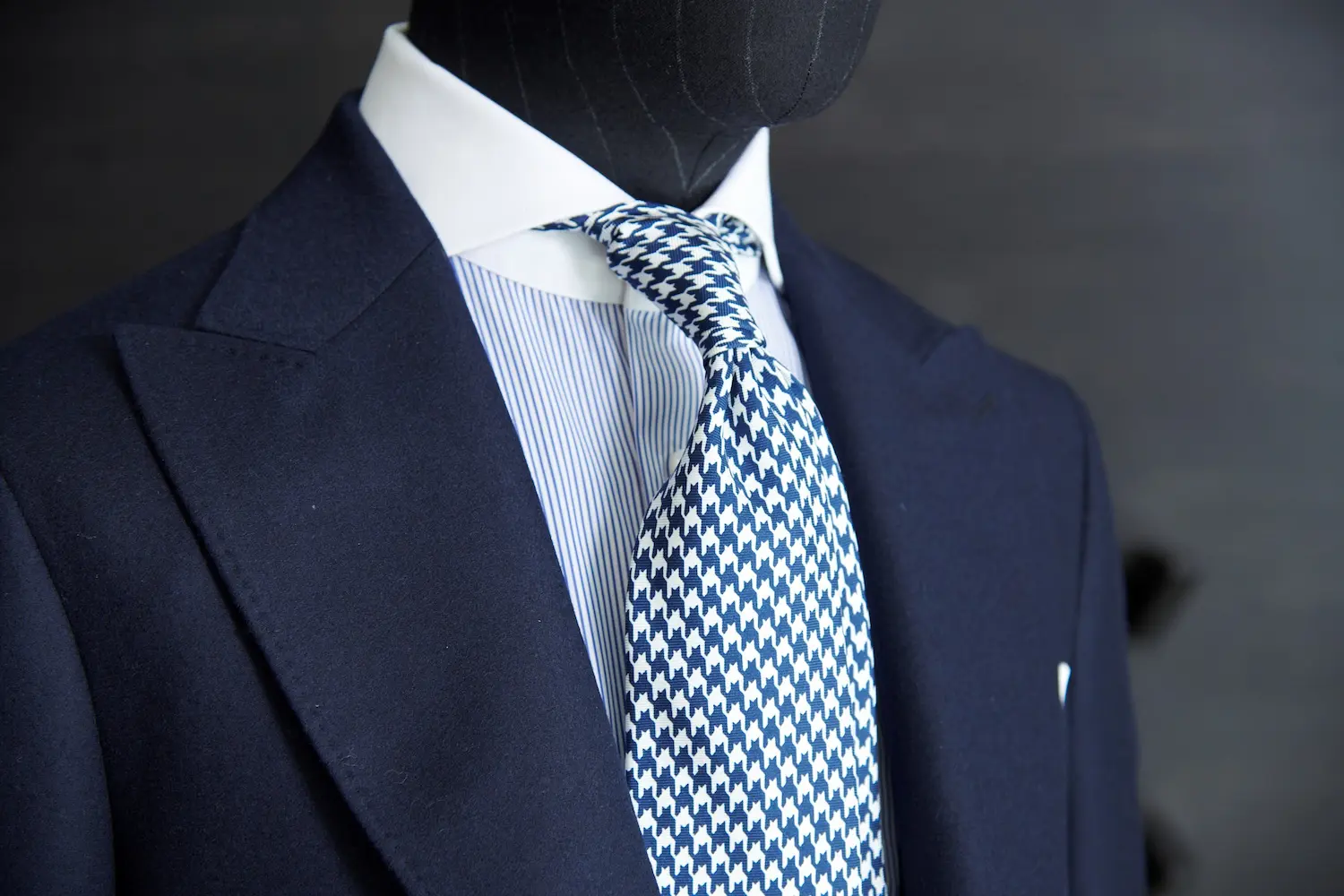 The Distinction Between Machine-Made Made-to-Measure Suits and Handmade Suits